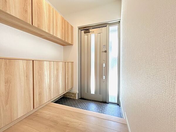 （リフォーム済）玄関内部は土間をクリーニングし、天井・壁のクロスを貼替しました。明るい玄関先が毎日お出迎えしてくれますよ。