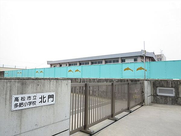 多肥小学校まで1000ｍ、徒歩13分です。