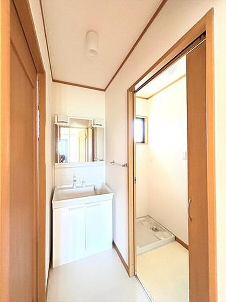 【建物現況販売】洗面所　残置物の撤去及びクリーニングを行います。