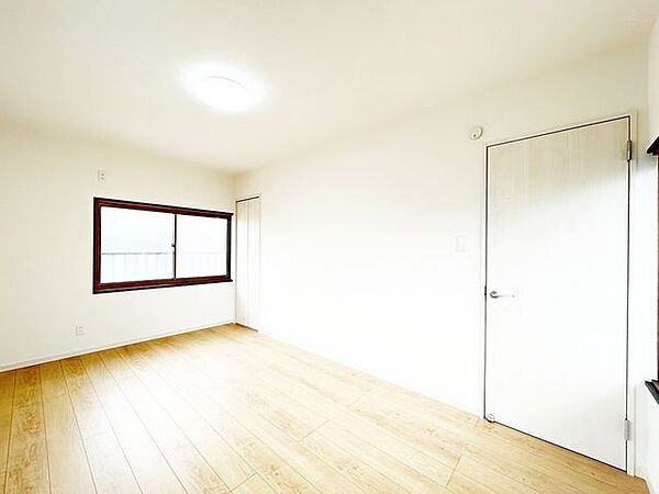 （リフォーム済）2階6帖和室を洋室に変更し、天井・壁のクロスを貼替し、床材を張り替えました。お子様のお部屋としても使いやすくなりました。