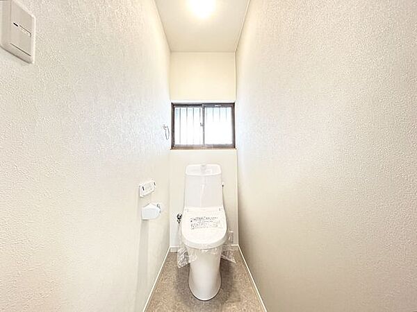 （リフォーム済）トイレは天井・壁のクロスを貼り替え、床をクッションフロア貼りにしました。温水洗浄便座付き便器に交換も行い清潔に仕上げています。