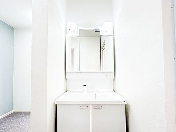 （リフォーム済）洗面台は三面鏡タイプに交換しました。寝癖直しに重宝するハンドシャワー、メイク、髭剃り時に大助かりな三面鏡で、朝の身支度が捗ります