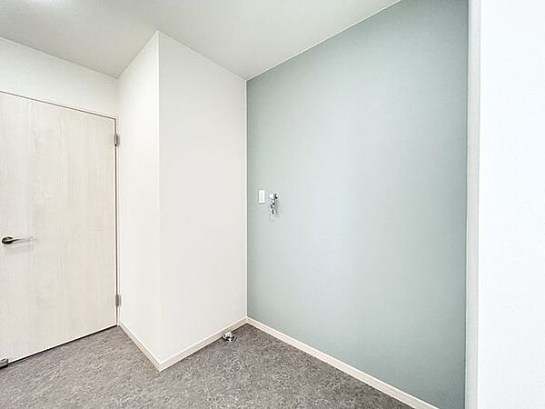 (リフォーム済)今回の間取り変更で拡張された洗濯機スペースです。隣に洗濯物をたたむ作業台や収納棚を設置できるスペースがあります。