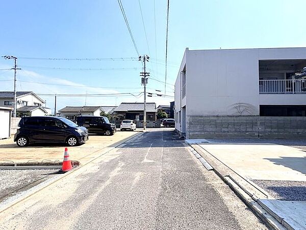 前面道路幅員約4ｍ、敷地の東側が接しています。交通量は少ないので落ち着いて暮らせます。