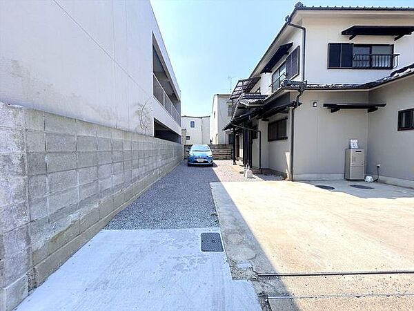 （リフォーム済）前面の門・塀を撤去し、庭木を伐採して駐車スペースの拡張を行いました。4台駐車可能になりました。