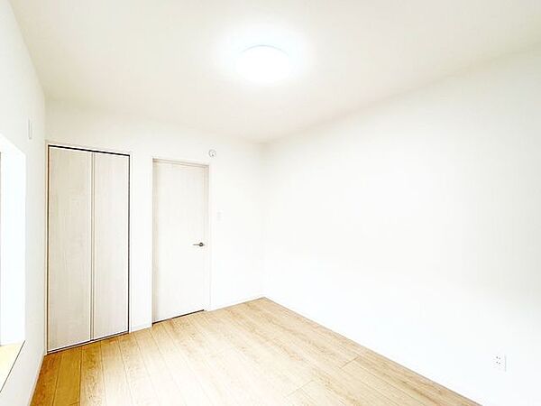 （リフォーム済）2階6帖洋室は天井・壁をクロス貼りにし、床材の重ね貼りを行いました。白いクロス貼りの明るいお部屋になりました。