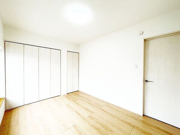 （リフォーム済）2階6帖和室を洋室に変更し、天井・壁のクロスを貼替し、床材を張り替えました。収納もたっぷりでお部屋をすっきり見せてくれます。