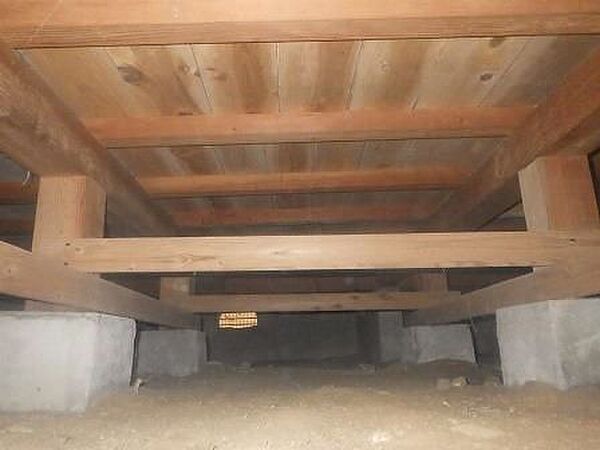 中古住宅の3大リスクである、雨漏り、主要構造部分の欠陥や腐食、給排水管の漏水や故障を2年間保証します。その前提で床下まで確認の上でリフォームし、シロアリの被害調査と防除工事もおこなっています。