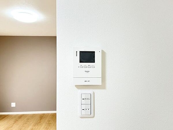 (リフォーム済)インターホンはテレビモニターつきドアホンに交換しました。来客の顔を見て応対できますので、不要な対応をしなくてすみます。お子様のお留守番時にも心強いですね。