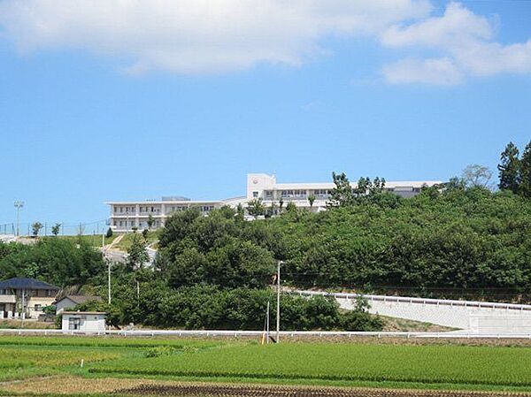 寒川小学校 まで1300ｍ、徒歩17分です。