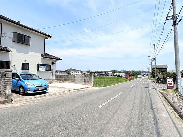 前面道路幅員8ｍ、敷地の東側が接しています。運転の苦手な方も走りやすいです。