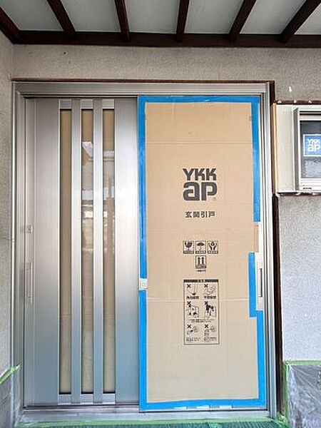 家の顔である玄関ドアは交換を予定しています。毎日開閉するところだから動きがスムーズなのが嬉しいですね。