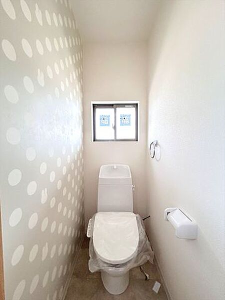 （リフォーム中8/8撮影）トイレは天井・壁のクロスを貼り替え、床をクッションフロア貼りにします。温水洗浄付き便器に交換も行い清潔に仕上げます。