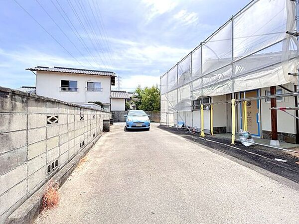 駐車スペースは縦列3台分です。舗装済ですので、草抜きなどの手間も最小限で済みます。