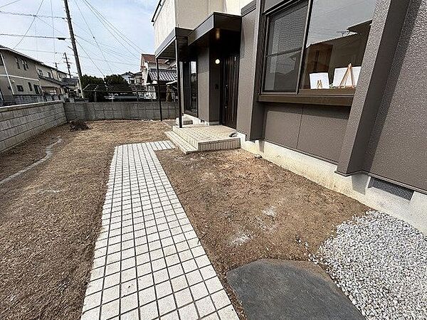 「庭」玄関前スペースがあり、ドッグランや家族の憩いのスペースとして広々お使いいただけます。
