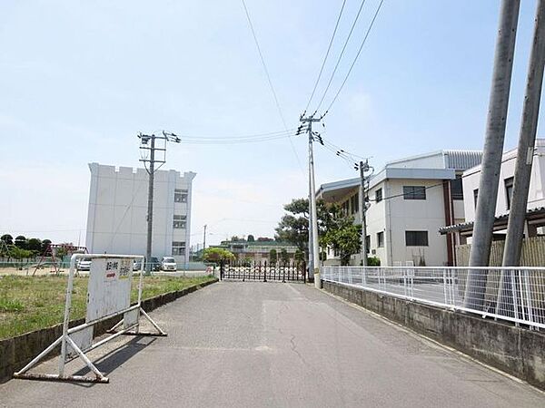 造田小学校まで450ｍ、徒歩6分です。