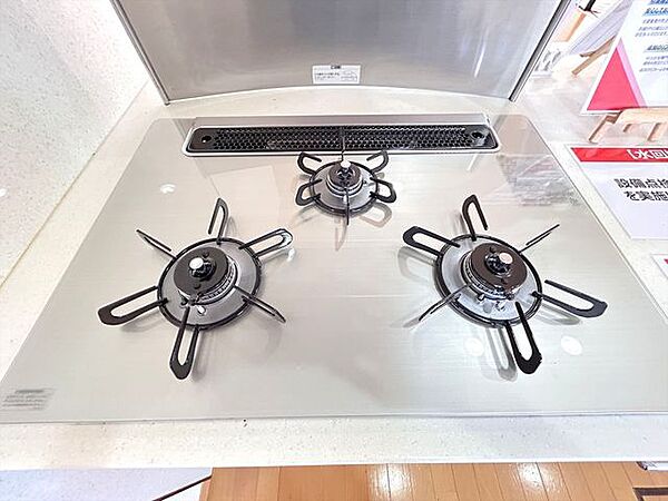 ガスコンロはうれしい3口です。忙しい朝も湯沸かし、焼き物など一度に調理でき、時間短縮になります。ふきこぼれたり、過熱になると自動で消火してくれる嬉しい機能付きです。
