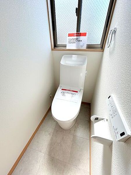 トイレは温水洗浄付き便器に交換も行い清潔に仕上げています。