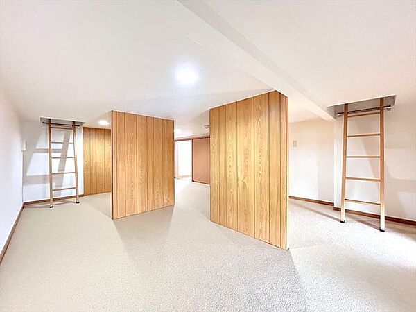 中2階納戸　絨毯などの長物も収納可能です。梯子を上ると2階の洋室に出られます。おうちの中で探検できそうですね。