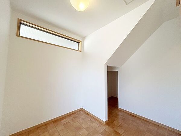 キッチン横の納戸はパントリーやランドリールームとしても使えます。家事効率も高まりますね。