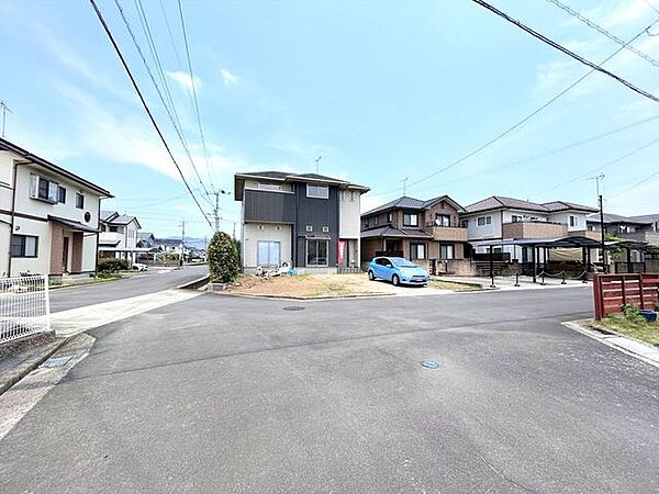 前面道路幅員6ｍ、敷地の西側、南側及び北側が接した角地です。