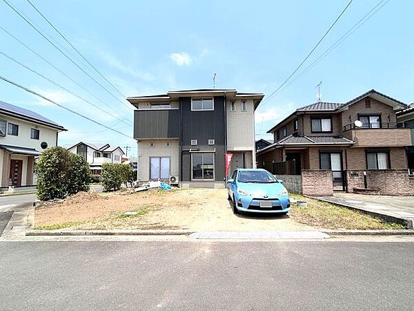 駐車スペースは並列3台分ゆったり停められます。