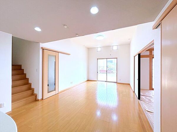 吹き抜けが印象的な19帖のリビングです。明るく開放的な空間で家族一緒の時間をエンジョイしてください。