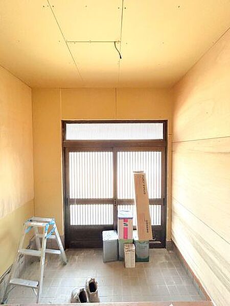 （リフォーム前）玄関内部は土間をクリーニングし、天井・壁のクロスを貼替する予定です。明るい玄関先が毎日お出迎えしてくれますよ。