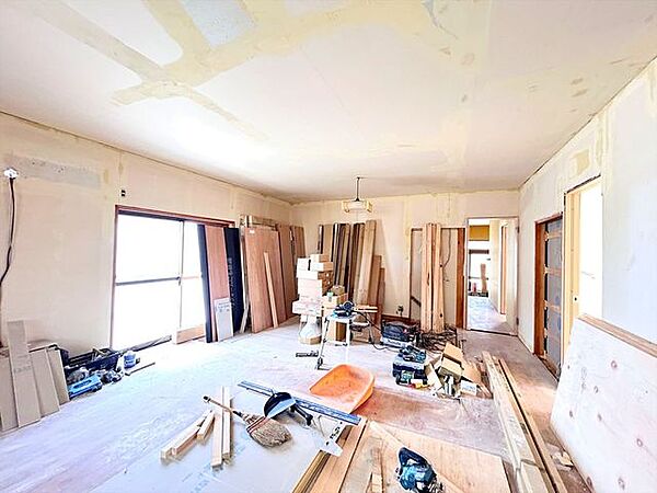 （リフォーム中8/7撮影）17.5帖のLDKは天井・壁のクロスを貼替し、床材の重ね貼りを行う予定です。清潔な空間で家族の時間を過ごしてください。