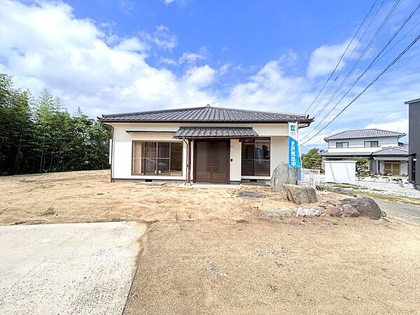 （リフォーム済）外部は屋根・外壁の塗装を行いました。クリーム色とこげ茶のメリハリの効いた外観にしあげました。