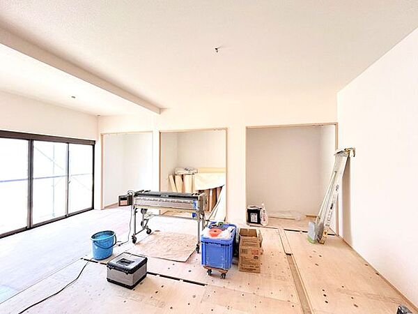 （リフォーム中8/7撮影）和室を11.2帖洋室に変更し、天井・壁のクロスを貼替し、床材を張り替える予定です。お子様のお部屋としても使いやすくなります。