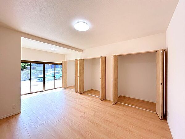 （リフォーム済）和室を11.2帖洋室に変更し、天井・壁のクロスを貼替し、床材を張り替えしました。壁1面が収納スペースで片付けしやすいです。