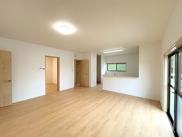 （リフォーム済）LDK別アングル　キッチンは対面式に変更しました。家事中も家族の様子に目が届きますので小さなお子様のいるご家族も安心ですね。