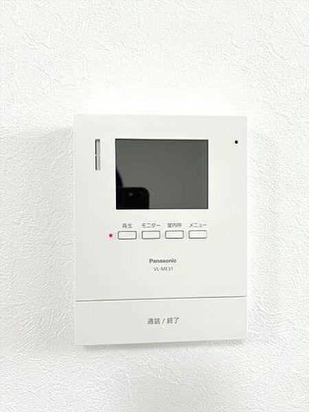 （同仕様写真）インターホンはテレビモニターつきドアホンに交換します。録画もできますので留守中の宅配業者や来客も把握できて便利ですよ。