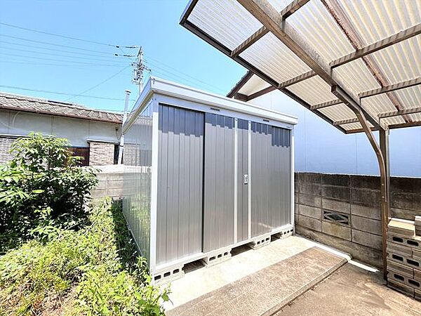 （リフォーム前）簡易倉庫はクリーニングを行います。