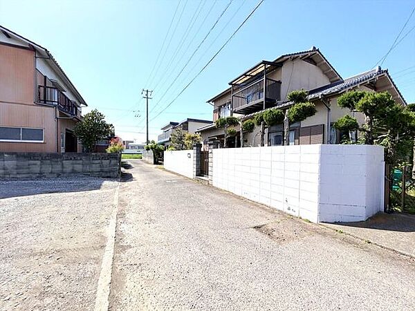 前面道路は幅員約3.5ｍ、敷地の南側が接しています。交通量は少ないので落ち着いて暮らせます。