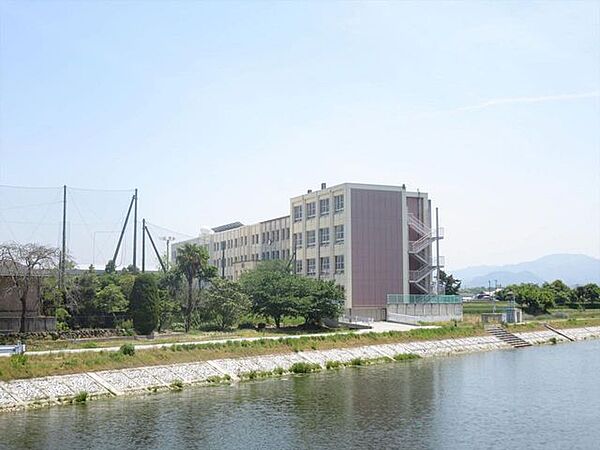川島小学校まで200ｍ、徒歩3分です。
