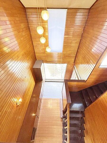 （現況販売）吹き抜けが印象的な玄関
