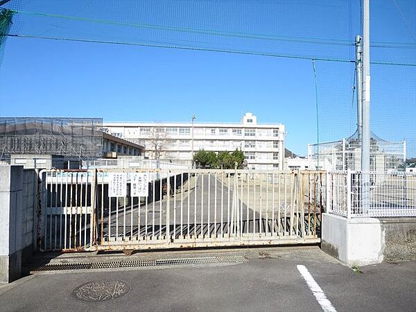 高松市立鶴尾小学校まで400m、徒歩5分。
