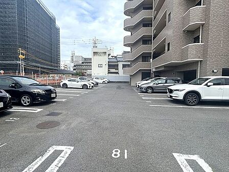 敷地内駐車場現在空きありです。使用料は月額10000円~15000円です。