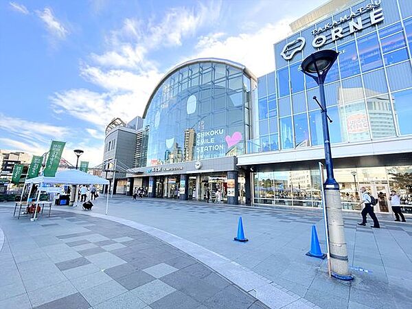 高松駅（JR) JR高松駅まで780ｍ、徒歩10分。ことでん高松築港駅まで950ｍ、徒歩13分の2路線利用可能です。