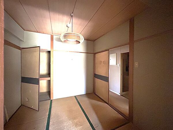 （リフォーム前）4.5帖和室は洋室にリフォームします。洋室は天井・壁のクロスを貼替し、床材の重ね貼りを行う予定です。