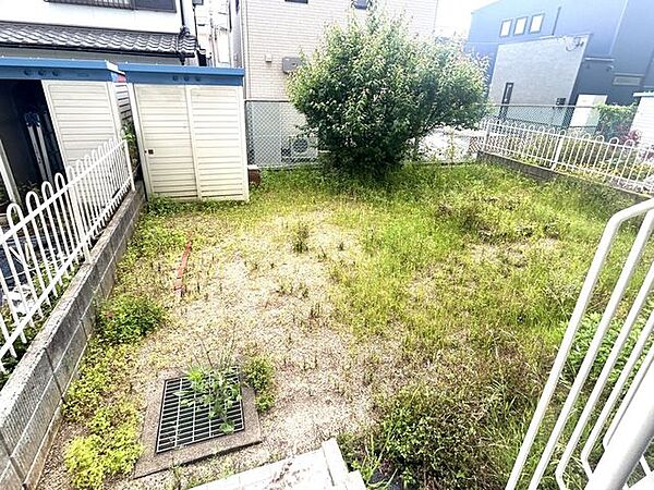 （リフォーム前）専用庭は残置物撤去後草木の伐採・整地を行います。