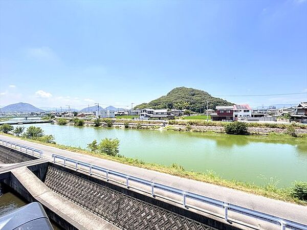 バルコニーからの眺望。春日川の向こうに由良山な望める長閑な景色です。