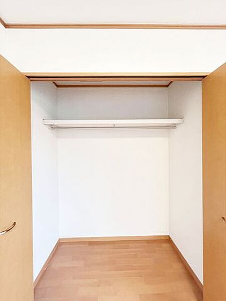 【現況販売】各部屋及び共用部にも物入があるので片付けしやすいですよ。