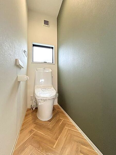 モスグリーンのアクセントカラーが効いたトイレは、温水洗浄便座付で冬場も暖かいです。