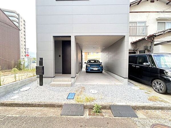 普通者と軽乗用車を縦列で2台駐車可能です。