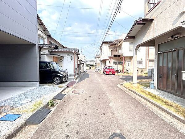 前面道路は幅員約4ｍで、敷地の南東側が接しています。