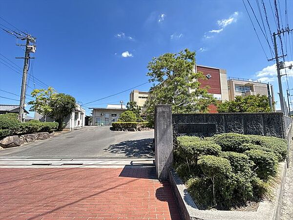 高松市立三渓小学校まで1640ｍ、徒歩21分です。