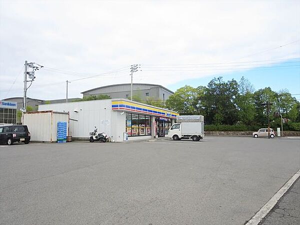 ミニストップ県立図書館前店まで900ｍ、車で2分です。